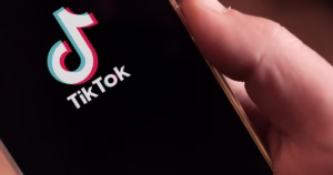 TikTok evită interzicerea în SUA printr-o societate mixtă. Trump se felicită că a „salvat” aplicația