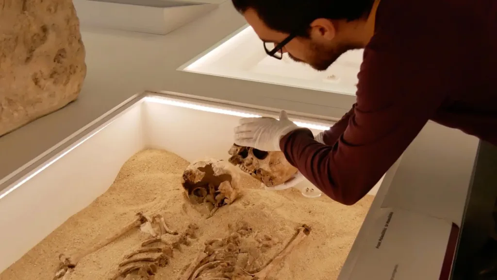 ADN antic dezvăluie primul diagnostic genetic cunoscut din urmă cu 12.000 de ani: o tulburare rară a creșterii confirmată la două femei din Epoca de Gheață