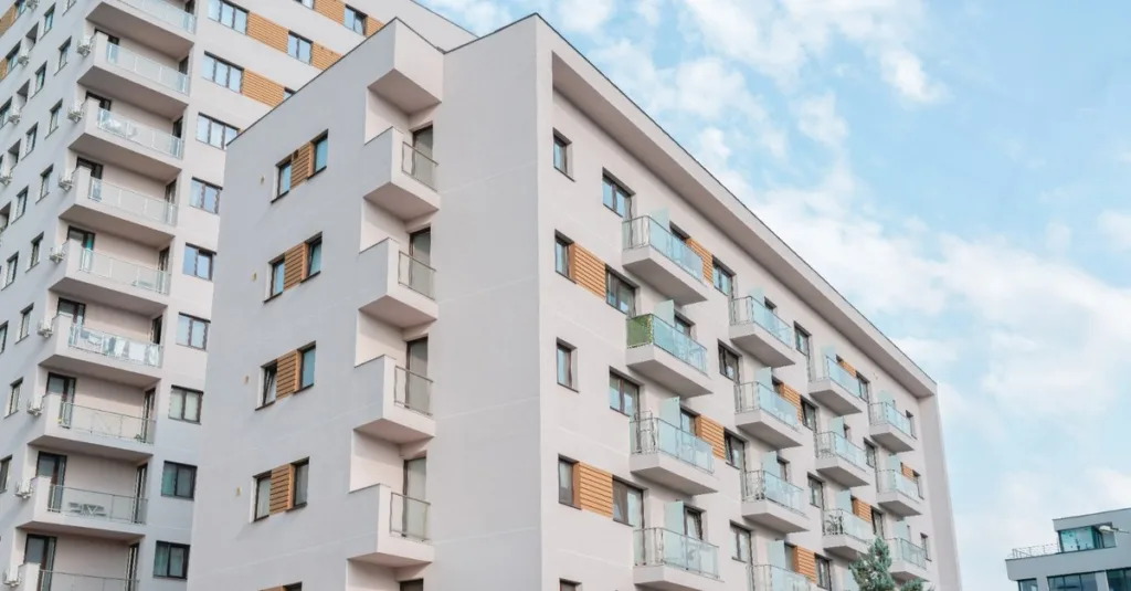 Ce nu ai voie să montezi pe balconul unui bloc fără autorizație și acordul asociației de proprietari