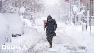 Coasta de Est a SUA paralizată de furtuna de tip nor'easter: peste 5.700 zboruri anulate și straturi record de zăpadă