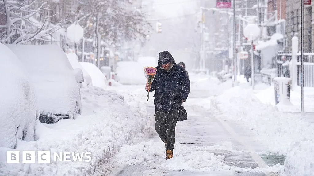 Coasta de Est a SUA paralizată de furtuna de tip nor'easter: peste 5.700 zboruri anulate și straturi record de zăpadă