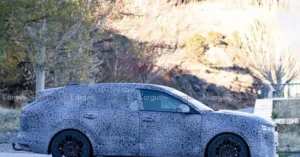 Dacia pregătește un break compact: primele imagini surprinse în trafic și planurile de producție