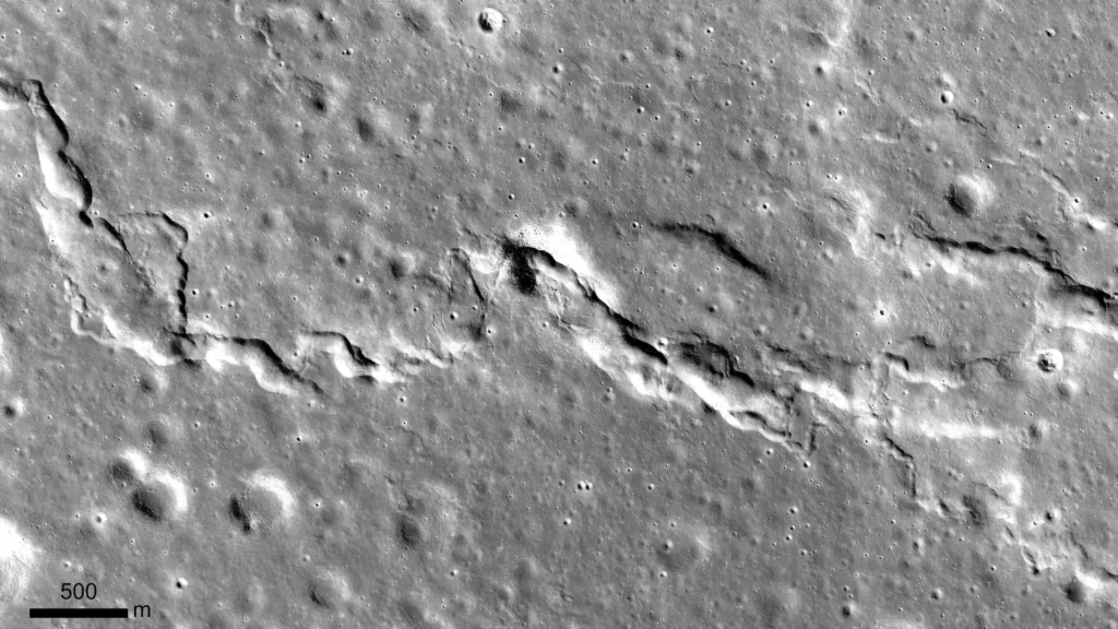 Luna încă se micșorează: cercetătorii au cartografiat peste o mie de creste tectonice noi, potențiale surse de cutremure lunare