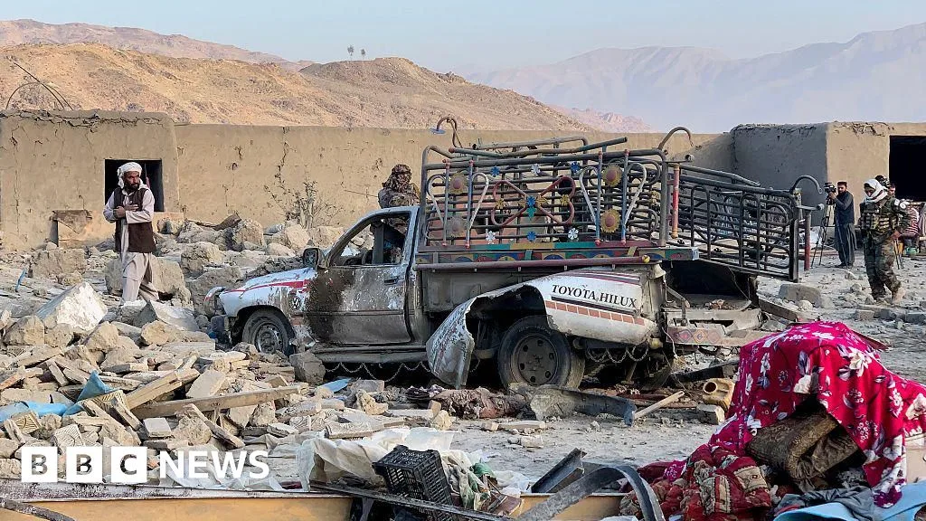 Pakistan lansează raiduri aeriene care au lovit zone civile din Afganistan; talibanii raportează zeci de morți