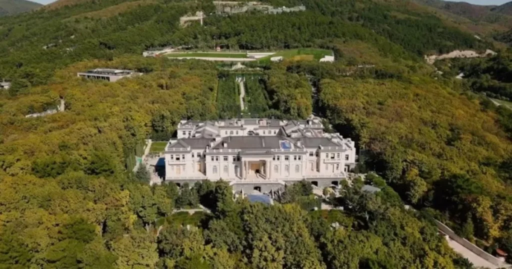 Palatul de la Marea Neagră atribuit lui Putin, vândut pentru suma unei mașini vechi: ancheta FBK și traseul averii către Arkadi Rotenberg