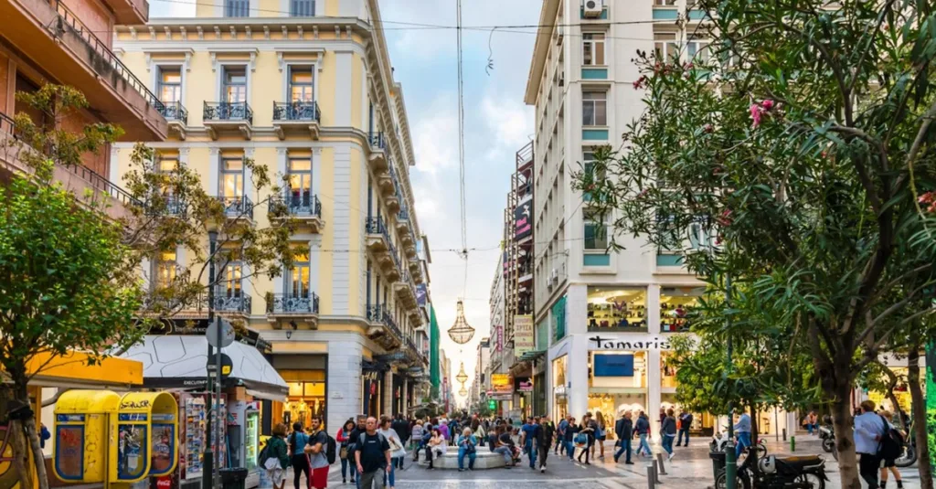 Paradox turistic în Grecia: jumătate din populaţie nu-şi permite vacanţe, iar furturile din magazine ating cote record
