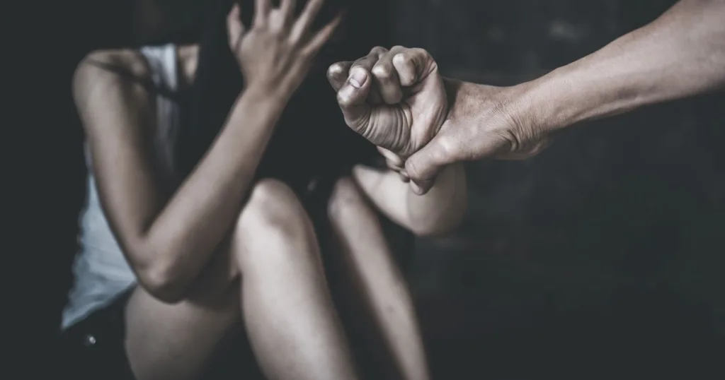 Parlamentul adoptă o lege mai strictă împotriva agresorilor sexuali: interdicţii de angajare în instituţii cu persoane vulnerabile