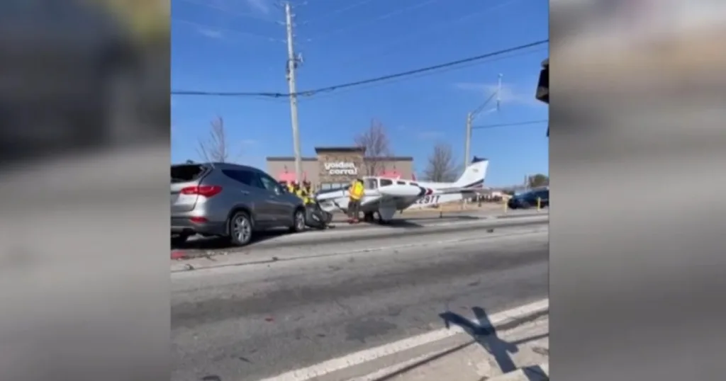 Prăbușire surprinzătoare: un avion de mici dimensiuni aterizează forțat într-o intersecție aglomerată dintr-un oraș din Georgia