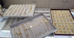 ANAF lovește piața bijuteriilor din Bacău: peste 32 kg de aur și argint confiscate în controale fiscale