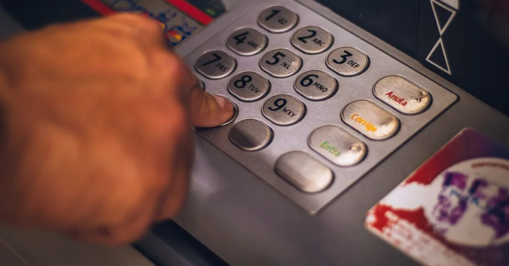 Atenție la bancomat: metoda „firul invizibil” prin care hoții îți blochează cardul și îți află PIN‑ul