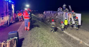 Autocar din Republica Moldova răsturnat la frontiera Galați–Vaslui: un mort și 14 răniți, Planurile Roșii activate și apoi dezactivate