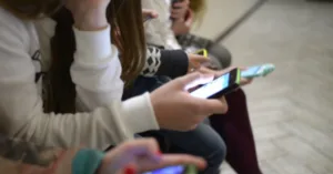 Cum a schimbat interdicția smartphone-urilor viața școlară în Țările de Jos: concentrație, relații și rezultate