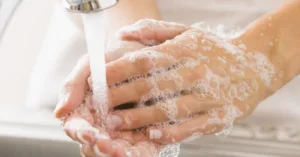 De ce apare „mirosul de bătrân” după 40 de ani și cum poate ajuta săpunul japonez cu kaki