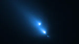 Hubble surprinde în direct dezintegrarea unei comete: C/2025 K1 (ATLAS) se sfărâmă în cel puțin patru fragmente