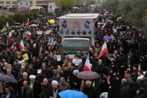 Iran amenință destinațiile turistice la nivel mondial, în timp ce SUA trimite mai mulți marinari în Orientul Mijlociu; Trump lasă să se înțeleagă o retragere parțială