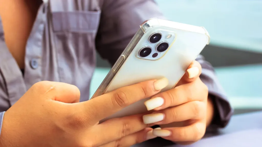 Oja transparentă care transformă unghiile în stylus: oamenii de știință dezvoltă o formulă pentru ecrane tactile