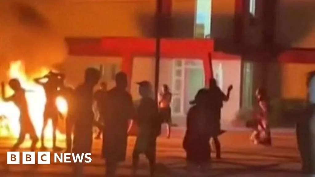 Proteste rare în Cuba: mulțime răstoarnă sediul Partidului Comunist pe fondul crizei energetice