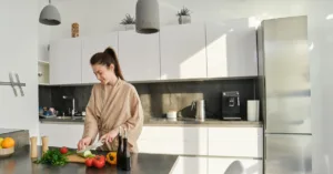 Şase greșeli banale din bucătărie care pot provoca tăieturi, arsuri sau incendii