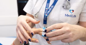 Apneea în somn: când sforăitul ascunde un pericol real pentru inimă și creier