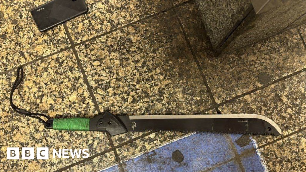 Bărbat autointitulat „Lucifer” atacă cu maceta trei persoane în Grand Central din New York; împușcat mortal de poliție