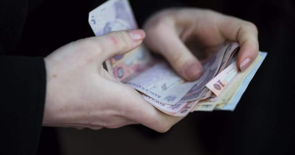 Cât primesc adulții cu dizabilități în 2026: indemnizații, însoțitor și pensie de invaliditate explicate pe niveluri de handicap