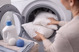 Cum să speli corect pernele: trucuri simple pentru perne ca noi