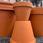 Echipamente de grădină din plastic pot contamina solul cu microplastice. Alternative prietenoase cu mediul