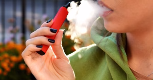 Fumatul rămâne fumat: parlamentarilor le propun interzicerea ţigărilor electronice şi a vape-urilor în spațiile publice închise