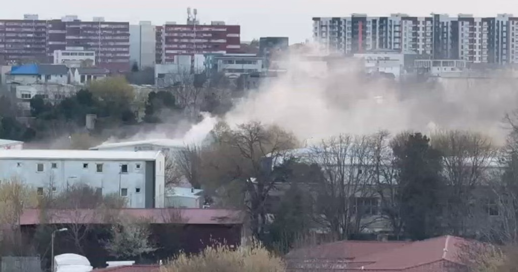 Incendiu devastator în Constanța: un bloc din cartierul social Henri Coandă a fost mistuit; zeci de persoane evacuate și victime transportate la spital