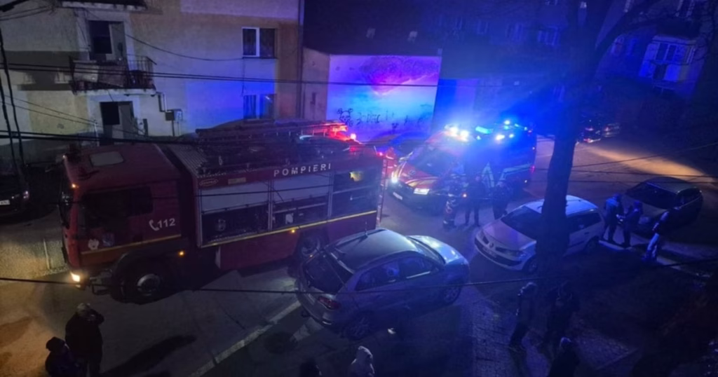Incendiu puternic în timpul nopții la un bloc din Sighetu Marmației: peste 80 de locatari au părăsit imobilul