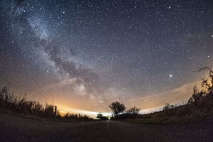 Lyridele 2026: Cerul de primăvară, animat de 10–20 de meteori pe oră datorită unei luni în seceră slabe