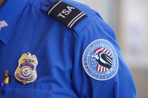 Marinar american reținut la aeroportul din Palm Springs după descoperirea unui proiectil exploziv de 25 mm în bagajul de cală