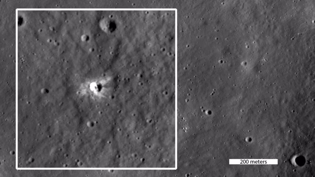 O nouă cicatrice luminoasă pe Lună: un crater recent descoperit de 22 de metri contrastează cu suprafața întunecată