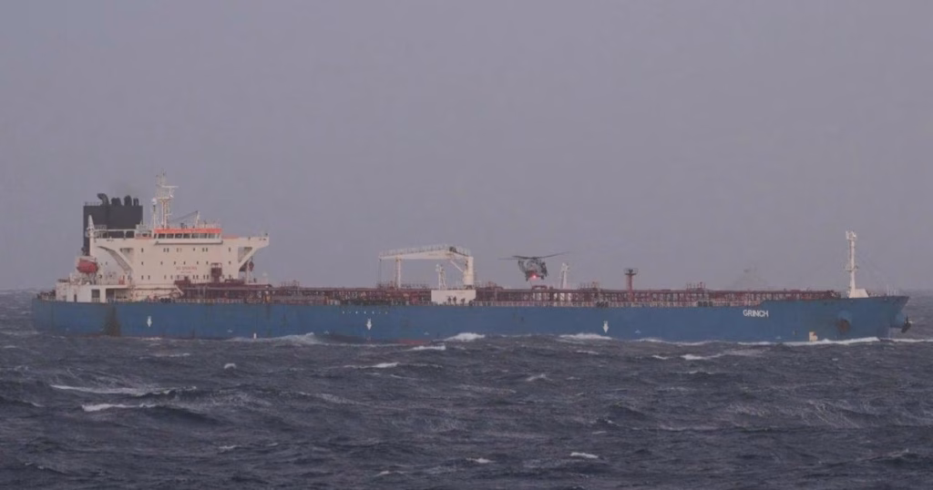 Petrolier rusesc din „flota fantomă”, monitorizat în Canalul Mânecii: nava „Universal” ar fi transportat provizii militare pentru Kremlin