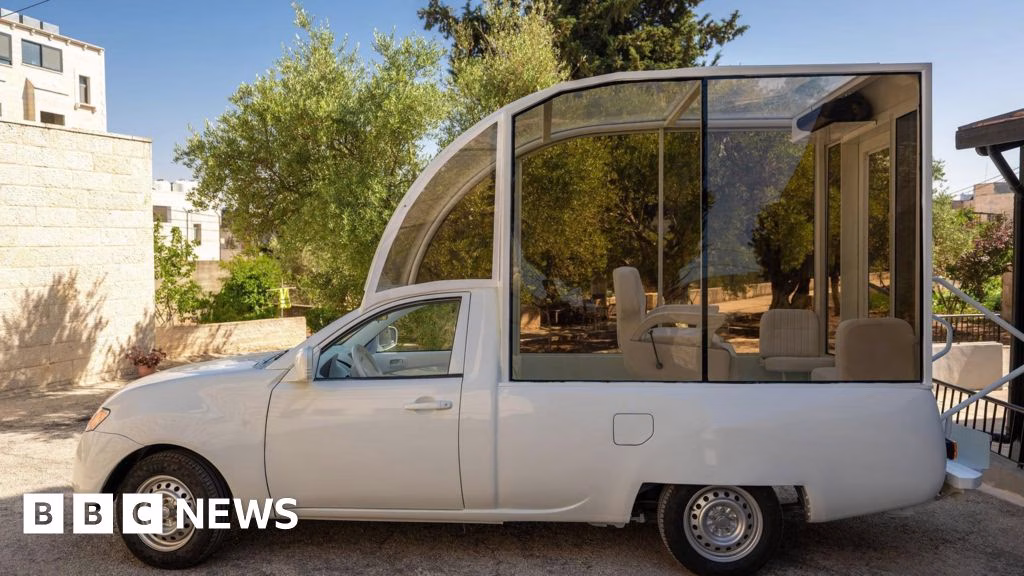 Popemobilul transformat în clinică mobilă pentru copii încă nu a ajuns în Gaza, la un an de la moartea Papei Francisc