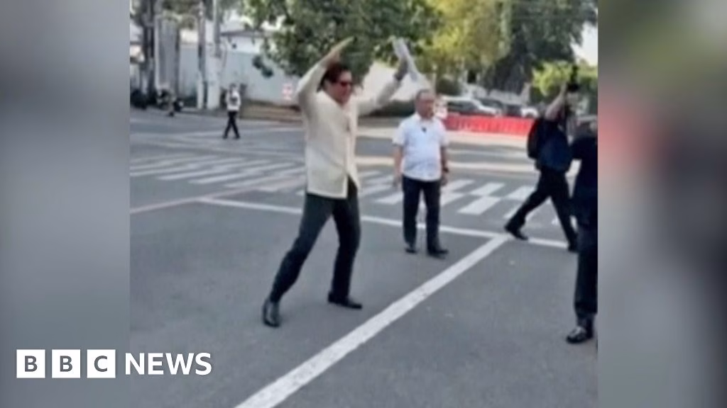 Președintele Filipinelor răspunde zvonurilor despre sănătate prin exerciții publice: jumping jacks pentru a demonstra forța