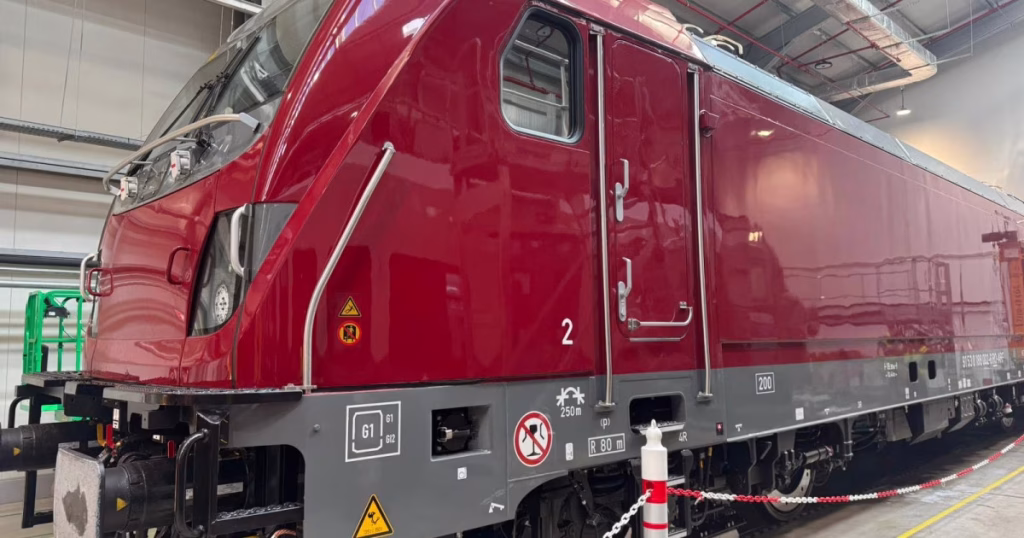 Prima locomotivă Traxx livrată către ARF: testele confirmă viteza de 200 km/h, livrările continuă în 2026