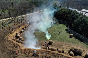 Sute de activişti pentru drepturile animalelor încercă să pătrundă într-o fermă de beagle din Wisconsin; forţele de ordine au folosit gloanţe de cauciuc şi spray iritant