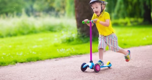 Trotineta ca instrument de dezvoltare: 10 beneficii care întăresc echilibrul și încrederea copilului