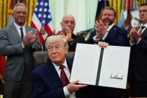 Trump semnează un ordin executiv pentru accelerarea evaluării psihodelicelor, inclusiv ibogaina